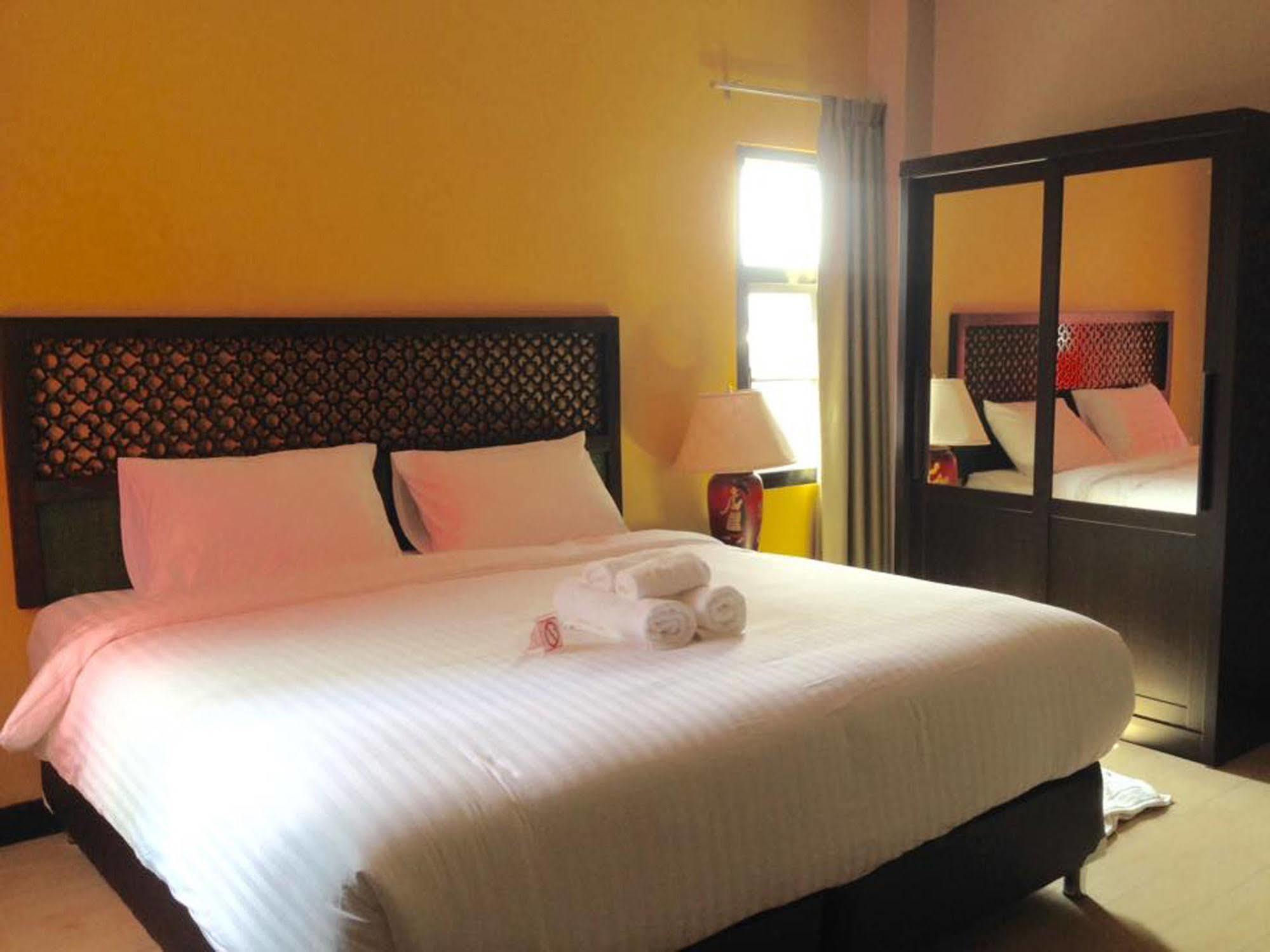 Mulberry House Hotel Pak Thong Chai Bagian luar foto